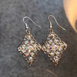 🔥🔥Diamond Shaped Earrings w Rhinestones Design